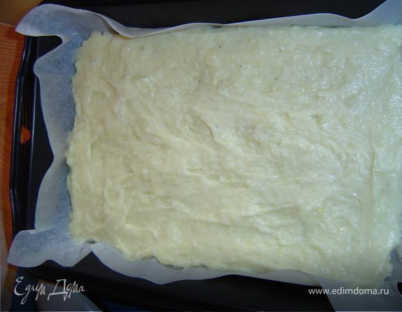 Картофельное пюре хорошо перемешать,чтобы не было комков,и вмешать крахмал.Противень застелить бумагой для выпечки и выложить картофельную массу.Поставить противень в разогретую духовку и выпекать при температуре 200-220 гр. 15-20 минут - 