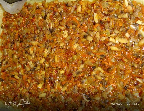 По картофельному пласту распределить овощную начинку.