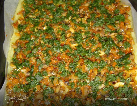 Мелко нарезаем петрушку и укроп,и наносим на начинку.