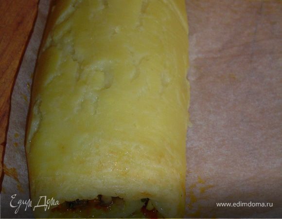 Пласт осторожно свернуть в рулет,одновременно отделяя бумагу.Верх рулета смазать растительным маслом и поставить в духовку на 15 мин.