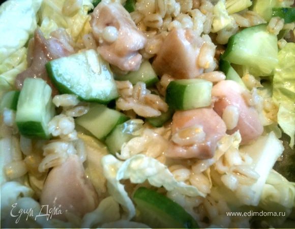 
Курицу нарезать, обжарить до готовности. Перловку отварить. Огурчики нарезать, добавить зеленый лук (у меня просто не было), листья салата, курицу, перловку, все перемешать. Делаем заправку: смешиваем все ингредиенты, нагреваем в микроволновке, перемешиваем и заправляем салатик. Необычный приятный вкус!