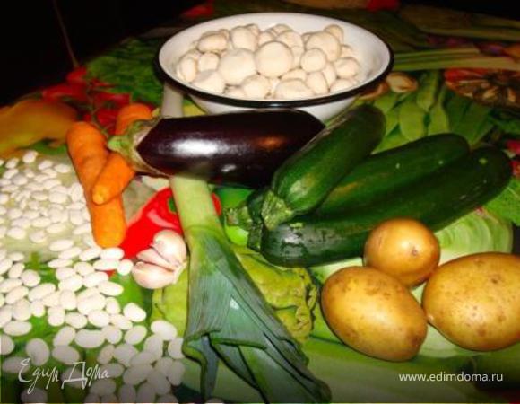 Фасоль замочить на ночь. Промыть. Сварить до мягкого состояния, добавив 1 ч.ложку сахара, с открытой крышкой (чтоб фасоль не потемнела). Отвар сохранить, он может пригодиться для рагу. У меня фасоль крупная, набухала почти сутки, варилась 1,5 часа.