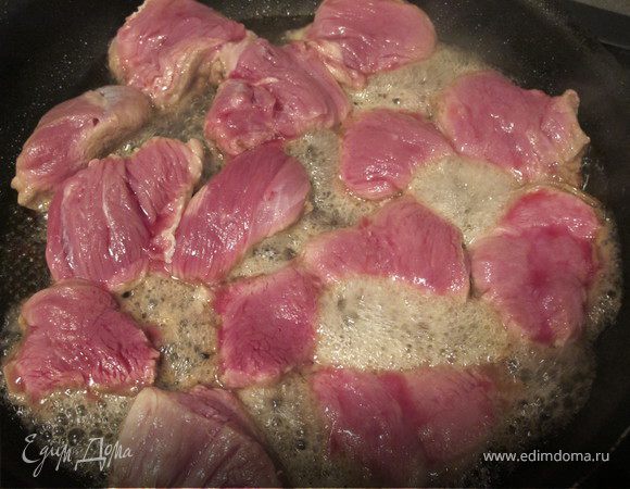 Все очень просто:вырезку нарезать крупными кусочками и слегка обжарить с двух сторон.