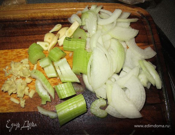 Имбирь очень мелко нарубить,чеснок нарезать крупными полосками, сельдерей нарезать кусочками, лук полукольцами.Все добавить к мясу, перемешать,добавить соевый соус, посолить и поперчить. Накрыть крышкой и протушить 15 минут!Готово!Приятного аппетита!