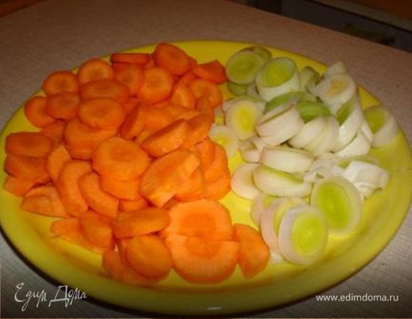 Почистить шампиньоны, крупные порезать. Белую часть лука-порея нарезать кольцами, обжарить в казанке до прозрачности. Все овощи нарезать достаточно крупно.