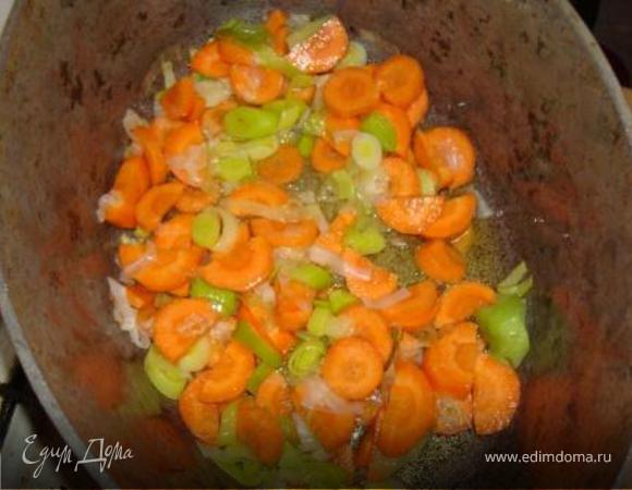 К луку добавить морковь и жарить 5 минут. Баклажан порезать, немного посолить и положить под пресс на 20 минут.