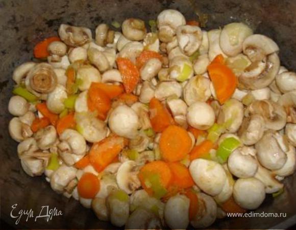 Добавить шампиньоны, немного посолить, накрыть крышкой и тушить на среднем огне, пока грибы не пустят сок.