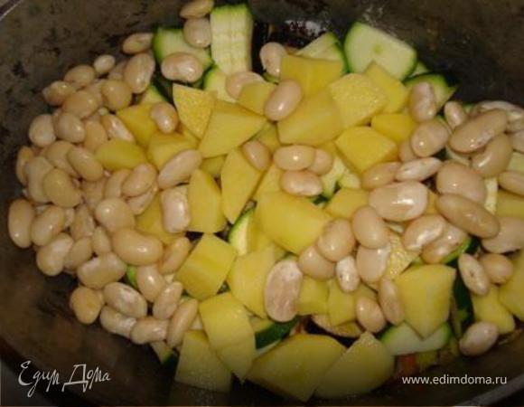 Добавить картофель и вареную фасоль, перемешать и тушить 10 минут. Если грибы и овощи дали мало влаги, можно добавить отвар из фасоли (я добавила 2/3 стакана).