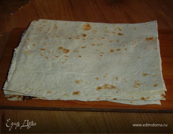 Лаваш нарежьте на листы, размер которых соответствует размеру формы. У меня получилось 10.