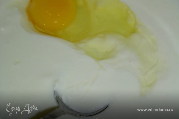 Сметану выложите в широкую посуду, разбавьте ее молоком, добавьте яйца, перец лимонный и черный, итальянские травы и соль по вкусу. Все хорошо перемешайте.