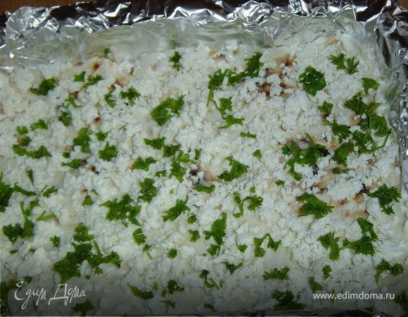 Со следующим листом лаваша поступите также, выложите на него творог и измельченную зелень.