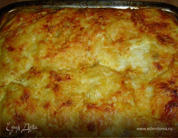Таким образом чередуйте слои. Последний слой должен быть с сыром. Отправьте в духовку и выпекайте при 180°C до золотистого цвета.