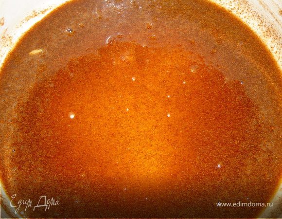 Цыпленка разрезаем на порционные куски и готовим маринад - соединяем перец, мед, сок лимона, и перемешиваем. 