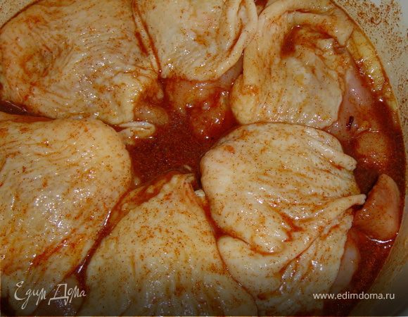 Опускаем в маринад подготовленные кусочки цыпленка, выдерживаем в холодильнике 2 часа. 