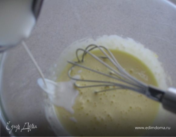 Постепенно, буквально по стеночке,  влить сливки в яичную массу, при этом не забывайте постоянно помешивать, чтобы не свернулись яйца.