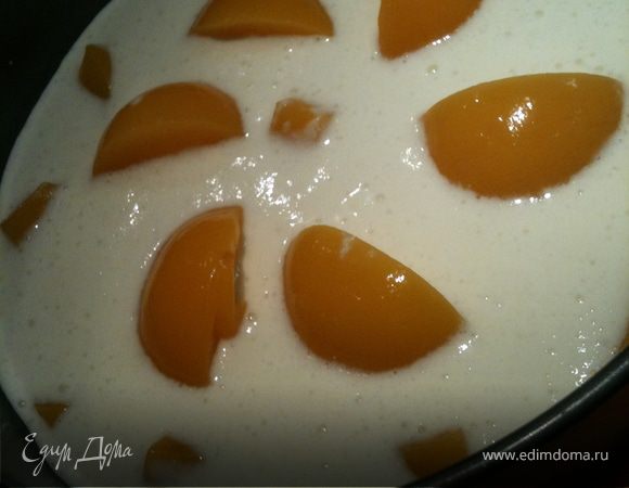 Манку залить кефиром и оставить минут на 30 разбухать. Затем добавить сироп, соду, творог и все взбить миксером. Отдельно до пены взбить белок, ввести в творожно-манную массу и аккуратно все перемешать. Дно формы выложить персиками, и залить «тестом». 