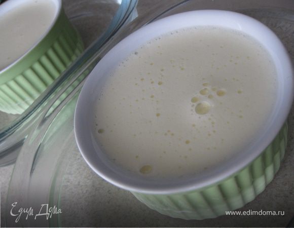 Разлить по формочкам и поставить на водяную баню. Отправить в духовой шкаф, выпекать при t-135 градусов 1ч. - 1ч.15мин. до готовности.