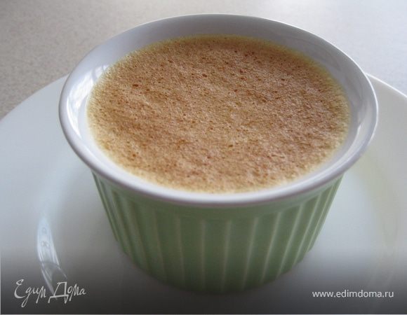 В середине готовый десерт должен "дрожать", как желе. После отправить в холод на 2-3 часа. Затем слегка присыпать сахаром и закарамелизировать горелкой. Если горелки нет, то можно поставить под гриль 240 градусов на 1-1,5мин. Затем снова отправить в холод еще на 3 часа