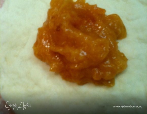 
Курагу отварить 10 минут, водичку не выливать. В минеральную воду добавить оливковое масло, уку грубого помола и перемешать. Затем добавить муку и вымесить тесто. Курагу измельчить в пюре, добавляя водичку, в которой она варилась.
От теста отрываем кусочки и раскатываем в плоские кружочки,  в серединку кладем наш уже  джем из кураги (примерно 1 ст.л на булочку), залепляем края и формируем шарик.
