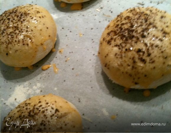 Выпекаем при 180 градусах 20 минут, затем взбиваем желток с молоком и смазываем сверху булочки, сразу же посыпая шоколадом. В духовку еще на 5—7 минут.