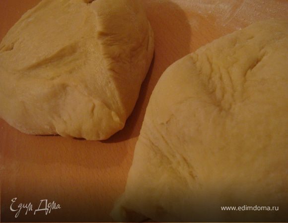 Для замеса теста в хлебопечке:
в стакане тёплой воды развести сухое молоко,добавить дрожжи,яйца и перемешать. Вылить в контейнер хлебопечки. Всыпать муку,соль,сахар (4 ст.л.) и размягченный маргарин (порубить ножом на кусочки). Поставить хлебопечку на замес теста (у меня 1 ч.30 мин. с учетом расстойки теста). Тесто должно быть эластичное,блестящее и мягкое,но в тоже время не липнуть к рукам. Если получается слишком мягкое и липнит к стенкам при замесе-добавляйте понемногу муки, если слишком крутое-воды чуточку добавить необходимо. В итоге тесто поднялось у меня в два раза.
При замесе руками: муку просеять и высыпать в миску, добавить дрожжи и перемешать. Добавить яйца и маргарин. В воде развести молоко сухое и добавить в муку+сахар и соль. Тщательно вымесить тесто пока оно не перестанет липнуть к рукам. Накрыть тесто влажным полотенцем и поставить на расстойку (подходить в смысле) в теплое место на час.
После подъема теста разделить его пополам и раскатать обе половинки в пласты толщиной 1 см.
