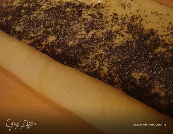 1 пласт: смазываем растопленым сливочным маслом, посыпаем сахаром (2 ст.л.) и маком
