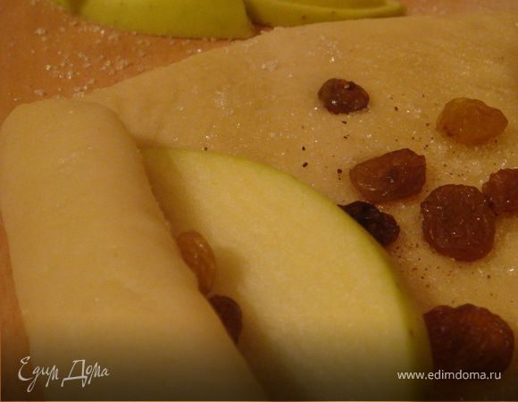 2 пласт: смазываем маслом растопленным сливочным, посыпаем молотой корицей и усыпаем изюмом+ сахар
Дальше скручиваем первый пласт с маком. По шву немного раскатываем,чтоб тесто прилипло. Режем на части 3 см шириной. Укладываем на смазанный маслом противень (или устланный пекарской бумагой. Второй пласт также сворачиваем рулетом, прокладывая яблоками нарезанными тонко. Режем также на части 3 см. шириной. 