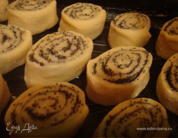Укладываем на противень. Оставляем для расстойки минимум на 30 минут.
За это время нагреваем духовку до 180 гр.
Выпекаем 15 минут (или больше)-зависит от духовки. У меня ушло 20 минут, так как духовка газовая только с нижним нагревом. Я еще ставила вниз кружку железную с водой, чтоб низ не подгорел,а верх зарумянился.
Подавать с чаем и медом.