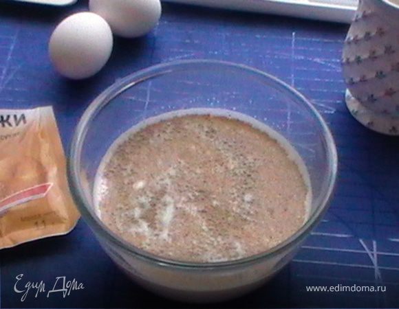 В миску наливаем теплое молоко, кладем сахар. По поверхности равномерно рассыпаем дрожжи и даем им постоять 15 минут.