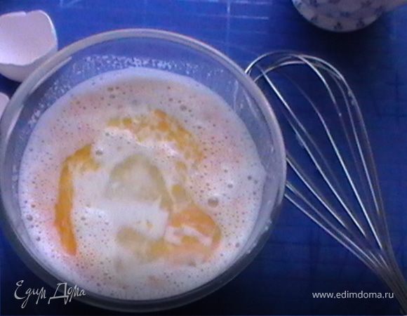 Когда дрожжи поднимутся, добавить яйцо и хорошо размешать венчиком.