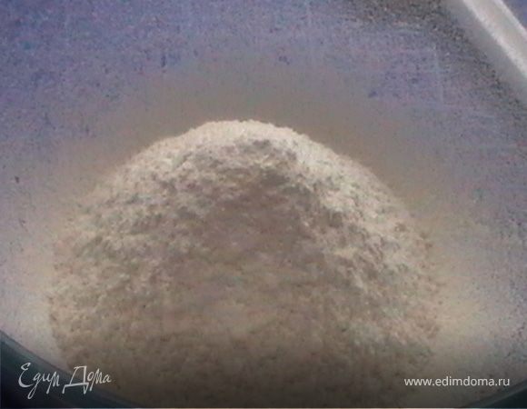 Муку просеиваем в большую миску.