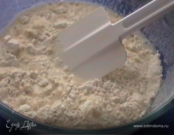 Добавляем в муку дрожжи, оливковое масло, соль и перец.