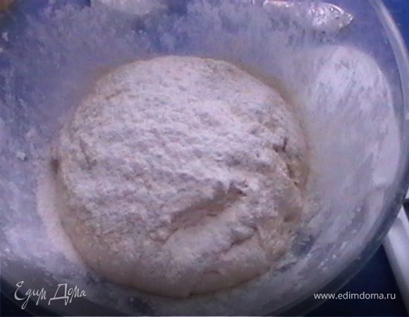 Вымесить тесто лопаткой, посыпать мукой, оставить подниматься минут на 30–45.
