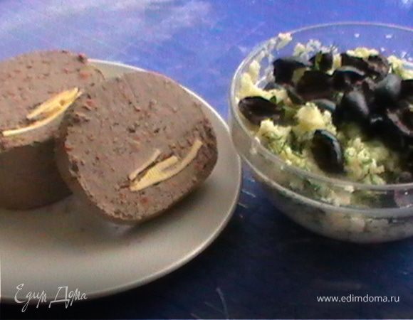 После того как тесто поднялось, можно делать пирожки. Начинка может быть любой, у меня это домашний паштет и картофель с зеленью и оливками.