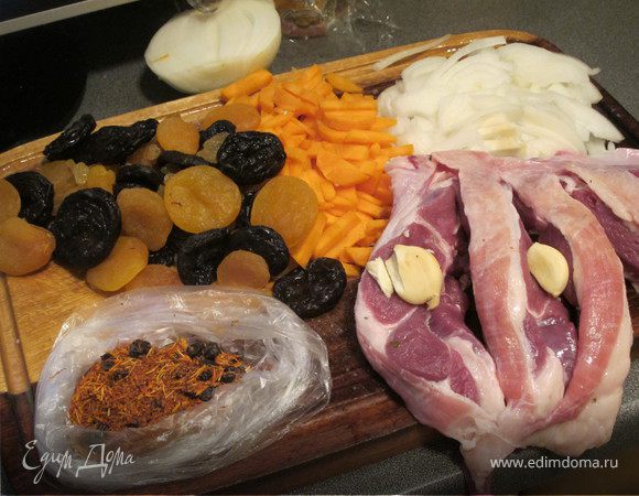 Мясо промыть, просушить, нарубить средними кусочками. Лук нарезать полукольцами, морковь соломкой, чеснок очистить.Сухофрукты промыть.