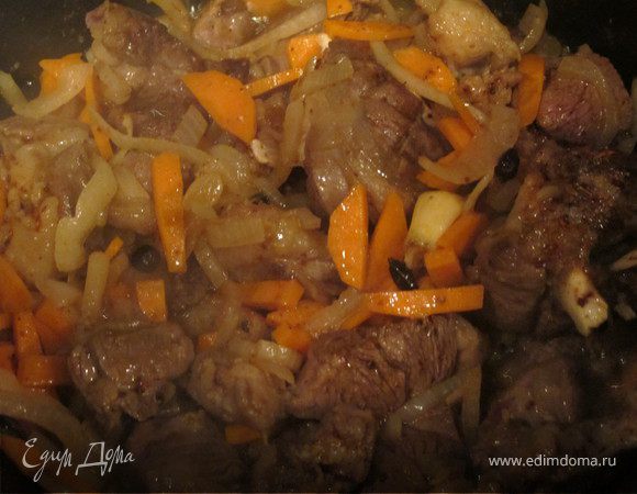 Казан поставить на огонь и прокалить. Добавить масло, обжарить баранину в течении 5-7 минут, добавить чеснок, через 1 минуту лук, через 2 минуты морковь, специи, посолить.