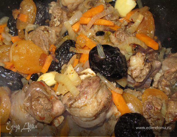 Через 3 минуты добавить сухофрукты и обжарить все еще 2 минуты.