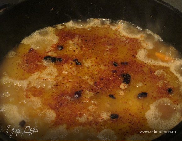 Рис промыть, мясо лопаточкой выровнять, сверху ровным слоем насыпать рис. Все залить горячей кипяченной водой, примерно в 2 пальца.Воду посолить, добавить специи.