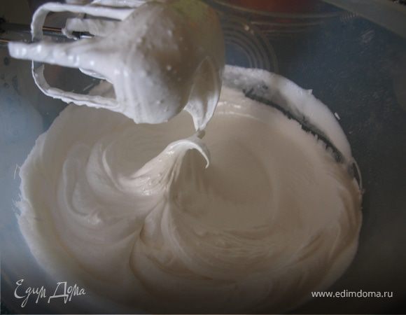 Разогреваем духовку до 140 градусов, противень застелить бумагой для выпечки. Белки взбиваем с лимонным соком до увеличения в объеме в несколько раз, затем небольшими порциями добавляем сахар и взбиваем 5-7 мин до его полного растворения и образования массой устойчивых пиков. Добавляем крахмал и еще раз взбиваем