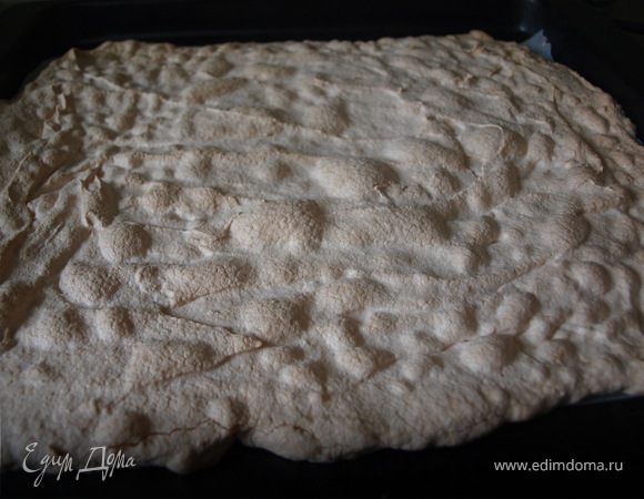 По истечении времени духовку отключаем, приоткрываем дверцу и не доставая из духовки даем нашему коржу остыть