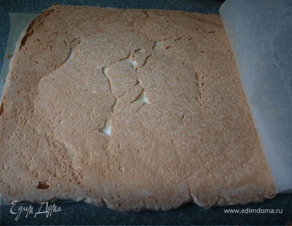 Пока наш корж остывает, взбиваем сливки до устойчивых пиков и подготавливаем фрукты (я использую зимой замороженные ягоды, можно использовать фрукты из компотов).
Достаем противень из духовки, на корж кладем еще один лист бумаги для выпечки (можно использовать полотенце для этого), переворачиваем и аккуратно снимаем бумагу, на которой выпекался корж