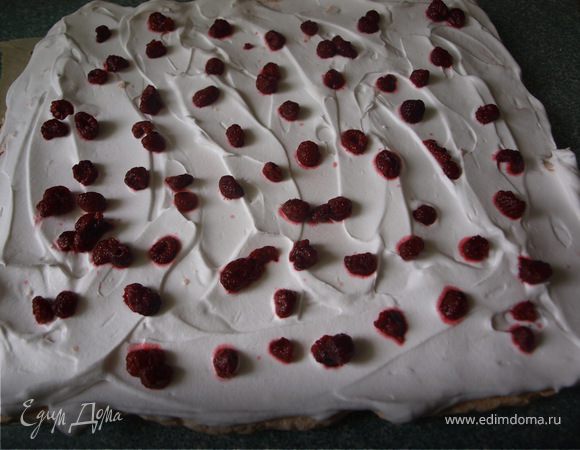 На корж наносим подготовленные взбитые сливки и раскладываем ягоды