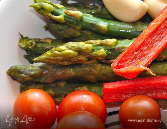 Для начала подготовим наш овощной состав. Возьмем немного соцветий цветной капусты, листовой шпинат (в моем случае я брал мороженные шпинат и капусту), свежую спаржу, сладкий перец, чили, помидоры. Замороженным овощам дадим немного оттаять, а спаржу опустим на 3 минуты в кипящую воду, затем промокнем полотенцем и обжарим, без масла на раскаленном гриле постоянно переворачивая.