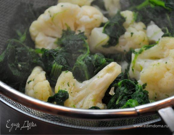 Теперь цветную капусту и шпинат кладем в дуршлаг или сито и готовим на пару несколько минут.  Наша спаржа уже обжарилась и ее надо откинуть в миску, сбрызнуть соком лимона и оливковым маслом. Можно ставить глубокую сковородку разогреваться, а также не забудем вскипятить воду под наши феттуччине. Будем готовить нашу пасту!