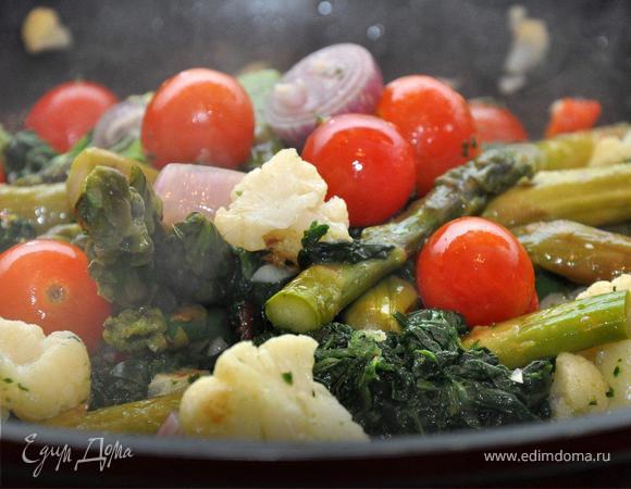 Итак, феттуччине отварить 'аль денте', откинуть в дуршлаг, но оставить примерно пол-литра воды, в которой они варились. На разогретую сковородку добавляем  оливковое масло, рубленый чеснок и чили, затем нарезанный сладкий перец и лук шалот. На среднем огне обжариваем пару минут и добавляем цветную капусту и спаржу. Продолжаем готовить овощи, периодически встряхивая их на сковороде. Теперь добавим шпинат и помидорки, и хорошенько приправим все солью и перцем. Тщательно перемешаем и потомим еще пару минут.