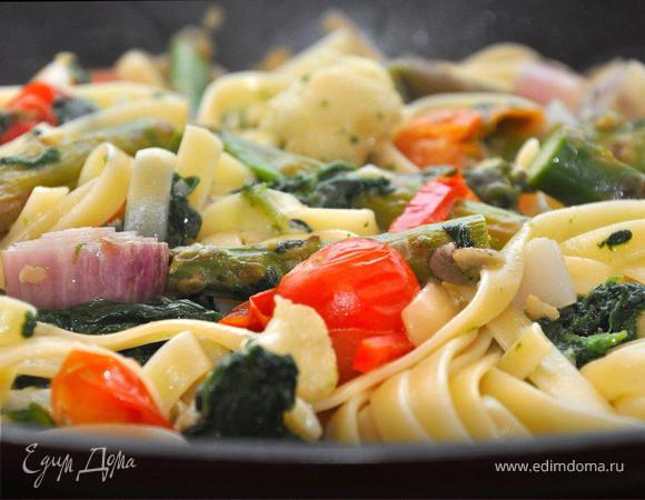 Берем воду от пасты и постепенно добавляем ее к овощам. Прогреем немного и теперь добавим наши феттуччине. Хорошенько перемешаем и готовим еще минуты 3-4 на слабом огне, чтобы все завязалось и напиталось.