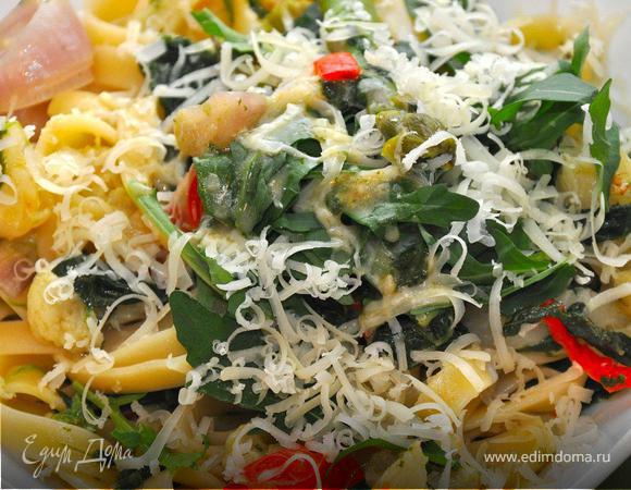 Теперь немедленно подаем нашу пасту, разложив ее в подогретые тарелки. Украшаем сверху листьями рукколы, тертым пармезаном, молотым перцем и оливковым маслом. Да, и не забудьте про бокал вашего любимого вина! Приятного аппетита!