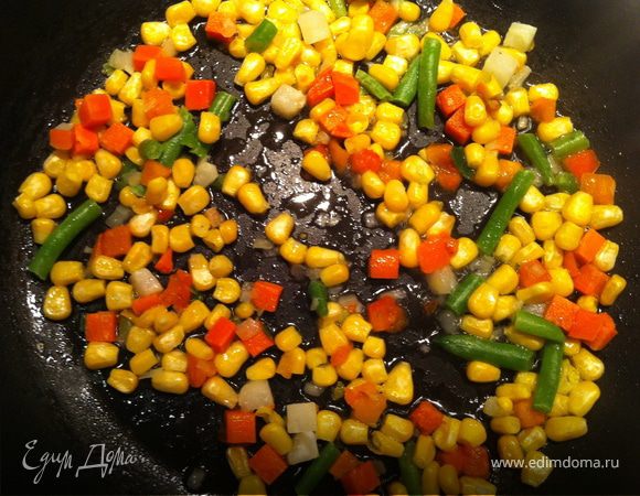 Разогреть сковороду с растительным маслом. Обжарить смесь до легкой золотистой корочки. Накрыть крышкой, уменьшить огонь до минимума. В это время занимаемся непосредственно омлетом. 