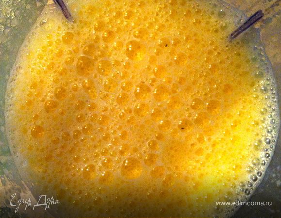 Яйца посолить, добавить прованские травы. Взбить в блендере. Добавить молоко. Взбить до пышной массы.