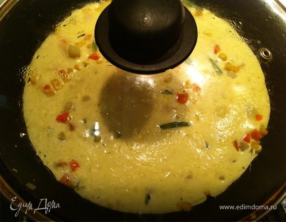 вылить на сковороду с овощами. Накрыть крышкой. Огонь так и остается минимальным.